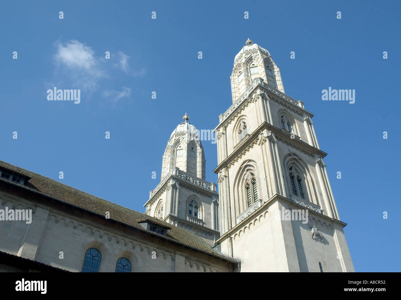 Guardando verso l'alto i campanili della cattedrale Grossmunster nella città di Zurigo in Svizzera Foto Stock