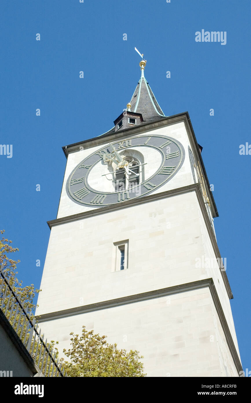 Guardando le clockface su San Pietro Hofstatt s nella bellissima città di Zurigo in Svizzera Foto Stock