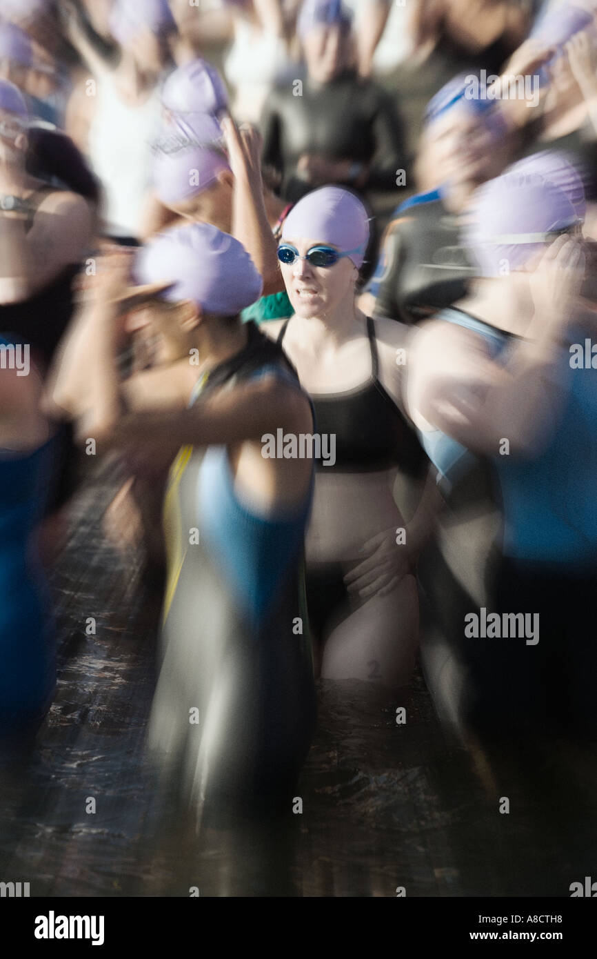 Nuotatore femmina preparando per l'avvio di triathlon Foto Stock