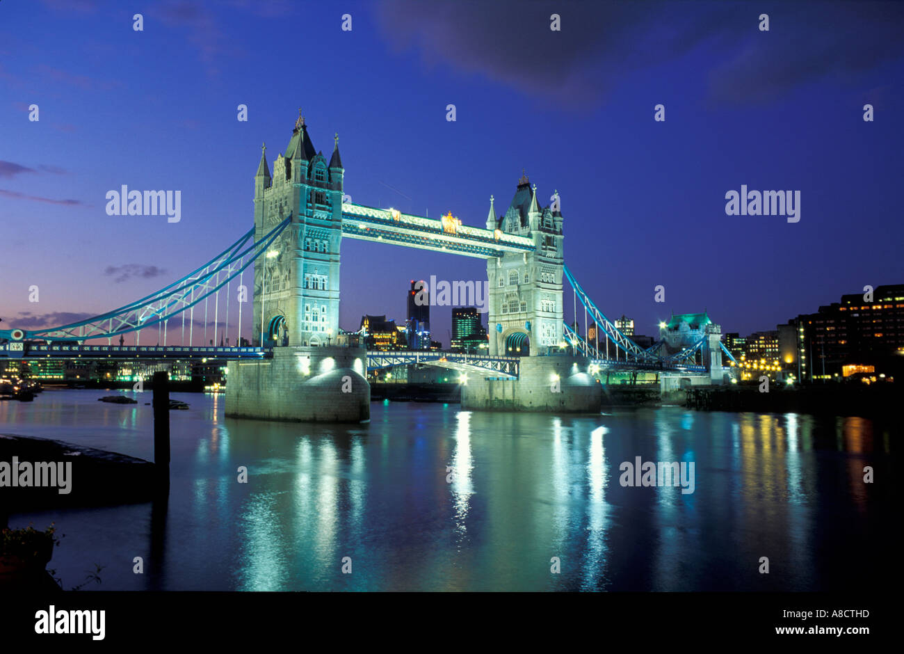 Il Tower Bridge Tamigi di notte Londra Inghilterra REGNO UNITO Foto Stock