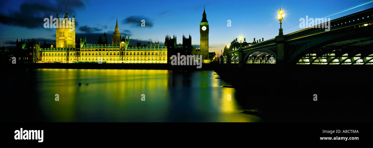 Il Parlamento Vista sul Fiume Tamigi Londra Inghilterra REGNO UNITO Foto Stock