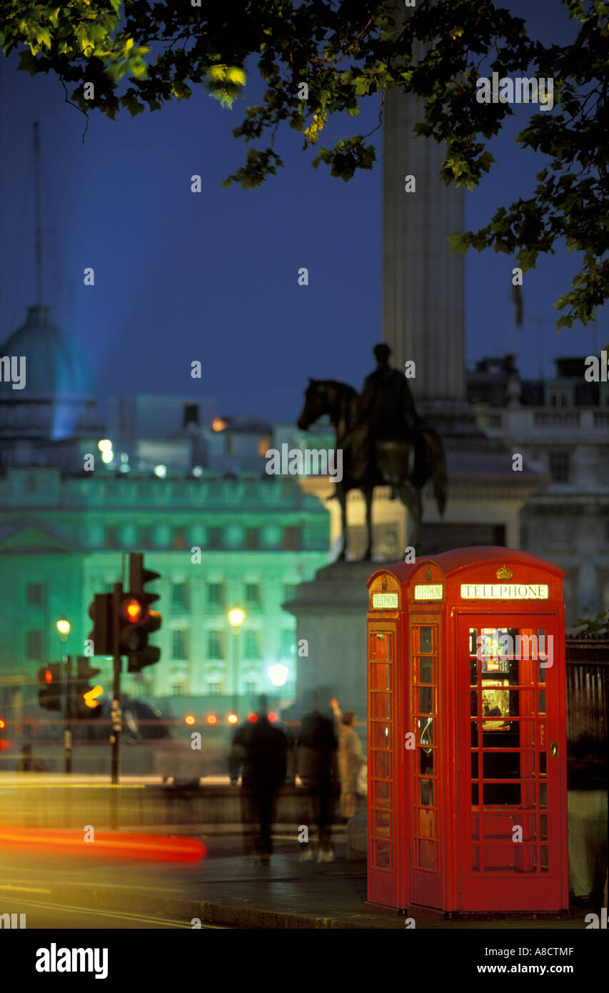 Le cabine telefoniche in Trafalgar Square Londra Inghilterra REGNO UNITO Foto Stock