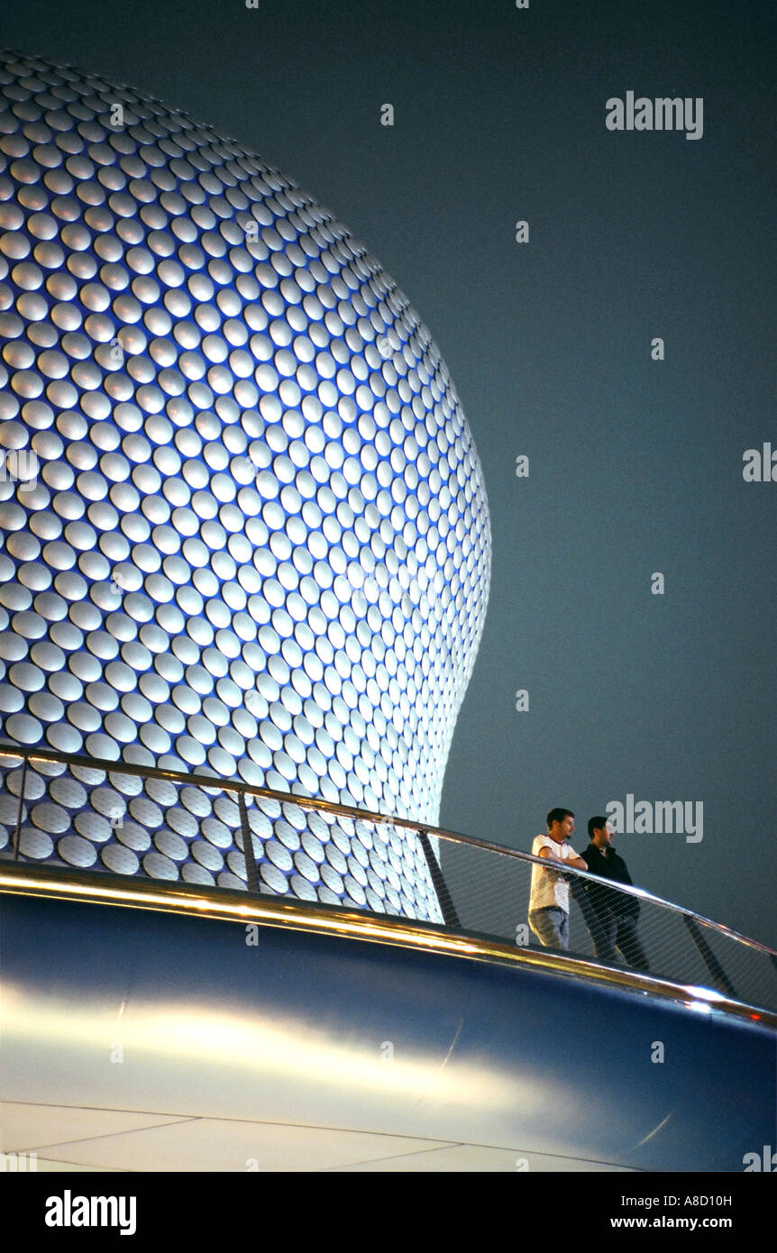 Disco di alluminio pelle di Selfridges nuovo flagship store progettato da sistemi futuri. Il Bullring Shopping Mall, Birmingham Inghilterra Foto Stock Disco di alluminio pelle di Selfridges nuovo flagship store progettato da sistemi futuri. Il Bullring Shopping Mall, Birmingham Inghilterra Foto Stock
