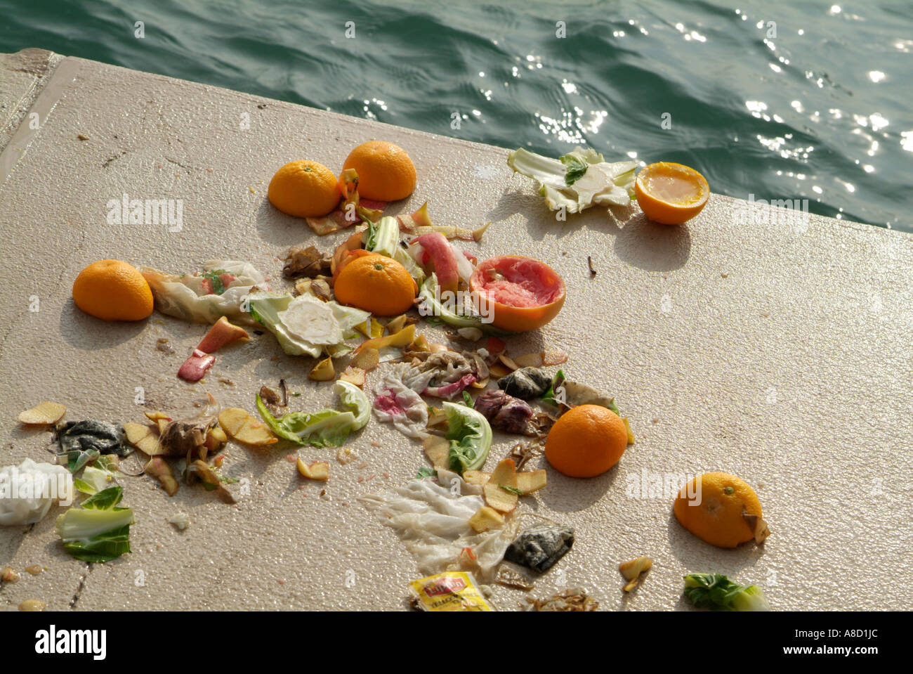 Rubish a Venezia vicino ad un canale Foto Stock