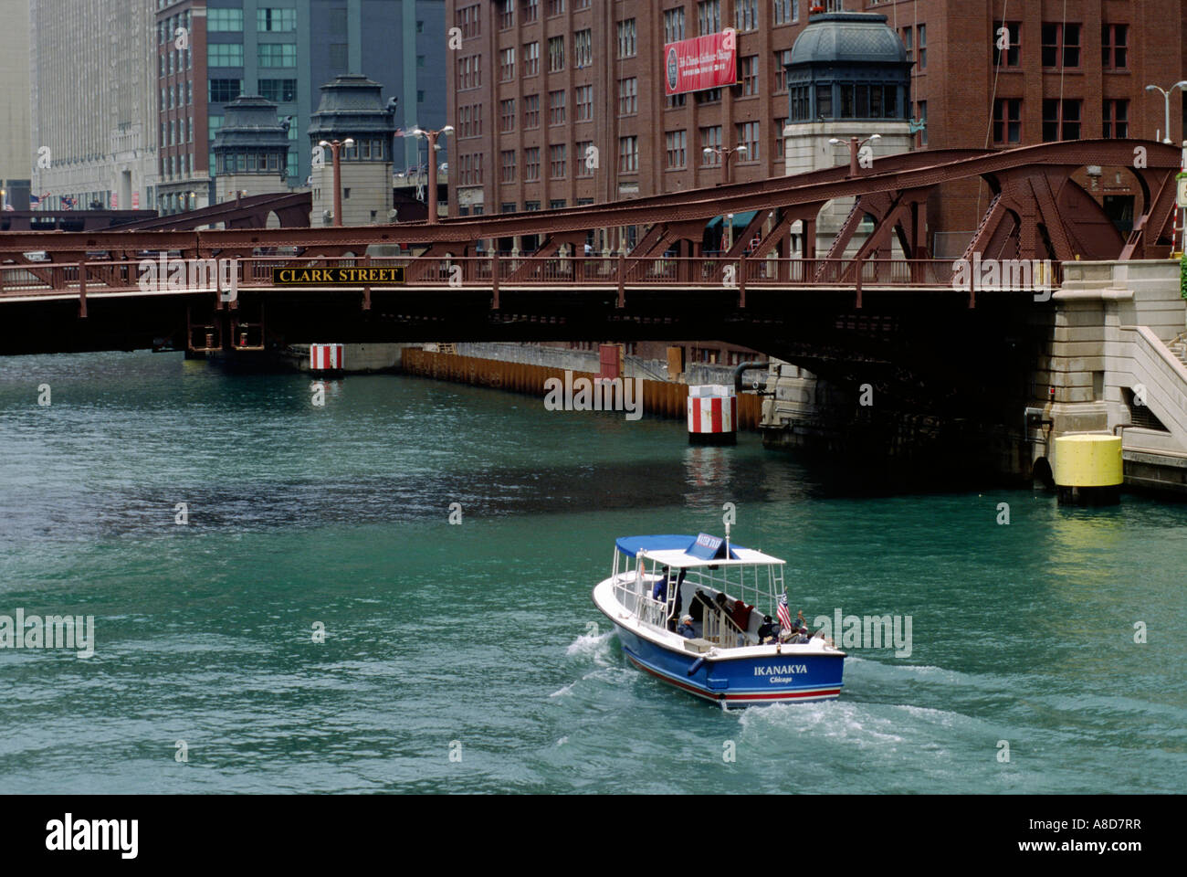 Il IKANAKYA imbarcazione a motore testa sotto la Clark Street ponte che attraversa il fiume Chicago Chicago Illinois Foto Stock