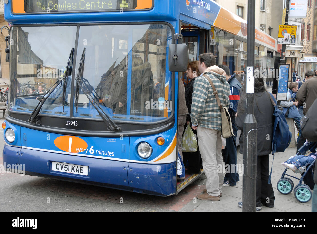 I pedoni e gli acquirenti board stagecoach bus in Queens Street, Oxford Foto Stock