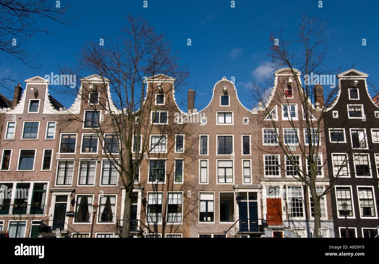 Belle vecchie case lungo il canale nel centrale quartiere Grachtengordel di Amsterdam Olanda Foto Stock