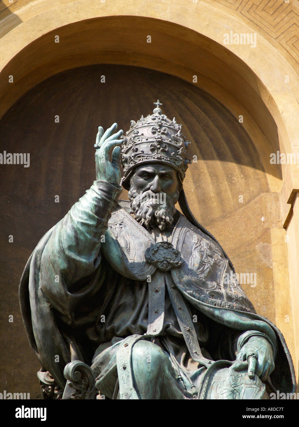 La statua di Papa Gregorio XIII, San Petronio, Palazzo Comunale d Accursio, Piazza Maggiore Bologna Italia Foto Stock