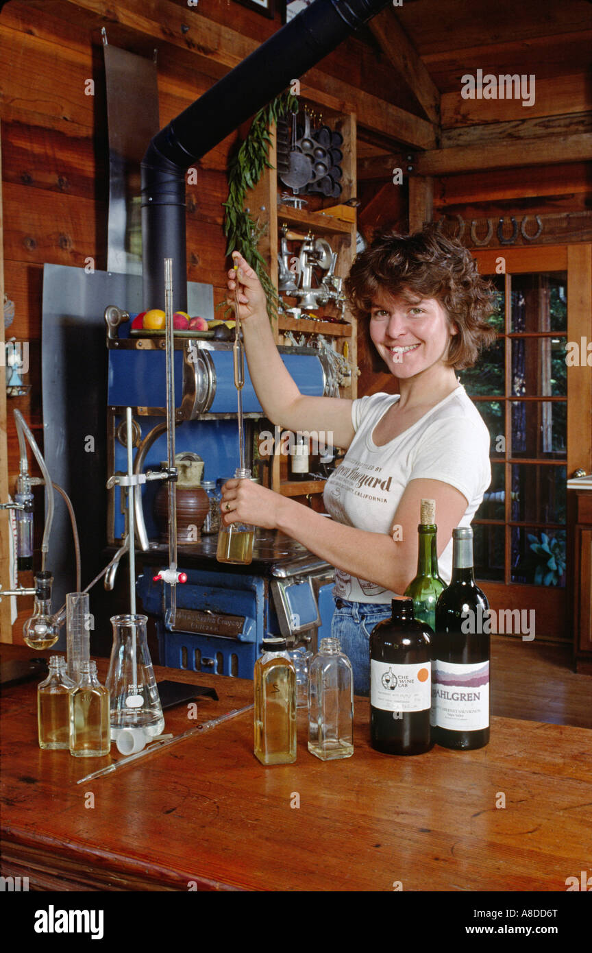 Test PH DEL VINO al vigneto AHLGREN SANTA CRUZ MOUNTAINS CALIFORNIA Foto Stock