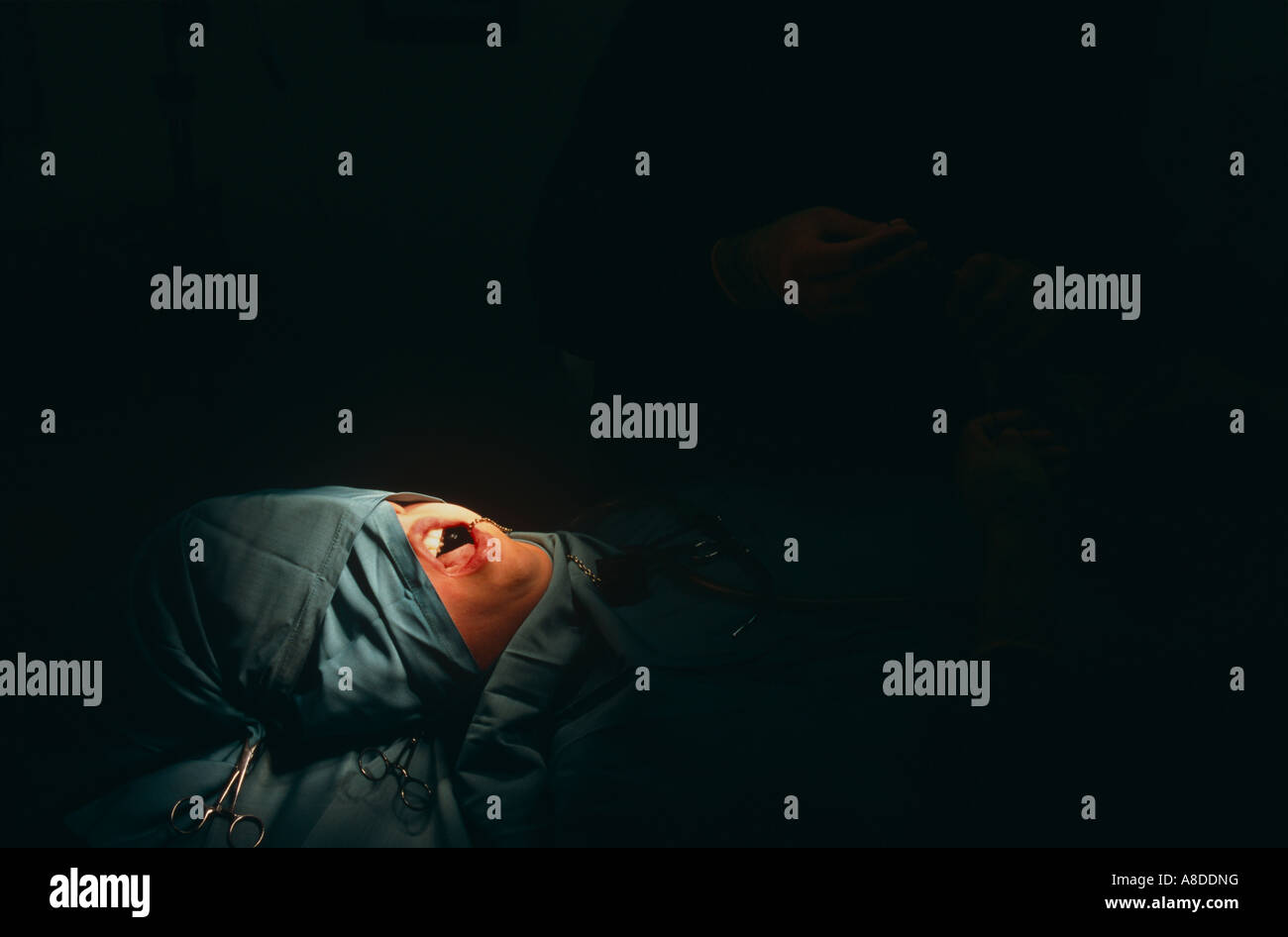 In regime ambulatoriale sotto anestesia generale subisce giorno dentale chirurgia presso il St Bartholomews Barts Hospital di Londra Inghilterra Foto Stock