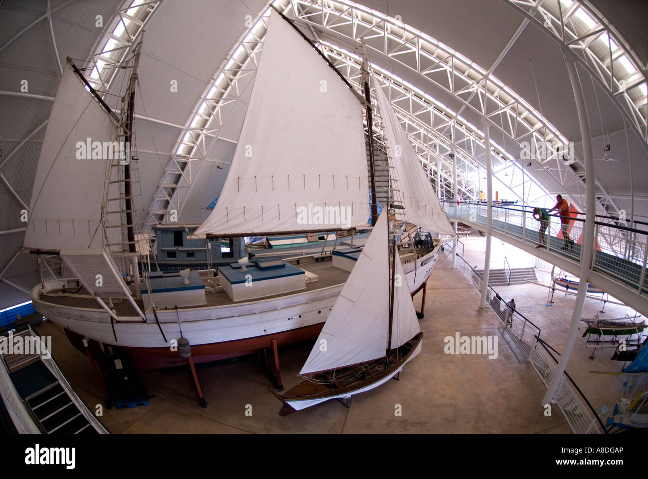 Vista della vecchia conserve di barche a vela all'interno della collezione marittima presso il Museo e Galleria d'Arte dei territori del Nord in Darwin un Foto Stock