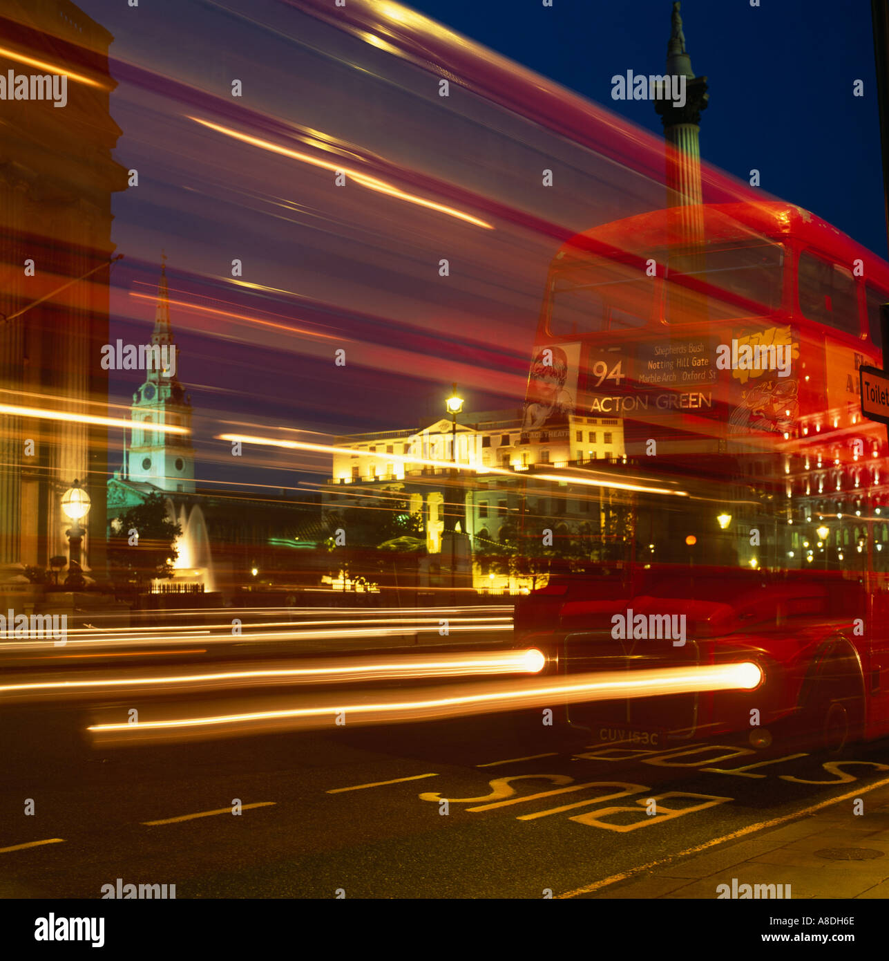Bus fantasma di Trafalgar Square a Londra sera U K l'Europa Foto Stock