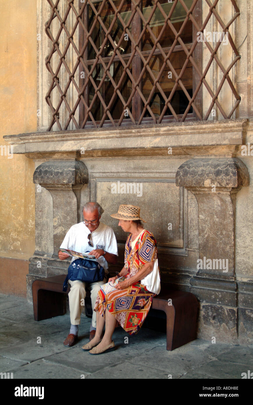 Coppia di anziani seduti sul sedile a Palazzo Pitti a Firenze Toscana Italia EU Foto Stock