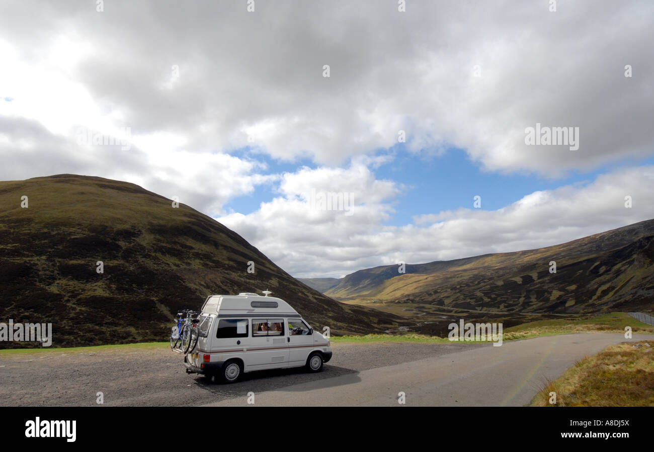 Una VOLKSWAGEN CAMPER VAN SU UNA VACANZA IN GIRO PER LE Highlands scozzesi.UK Foto Stock