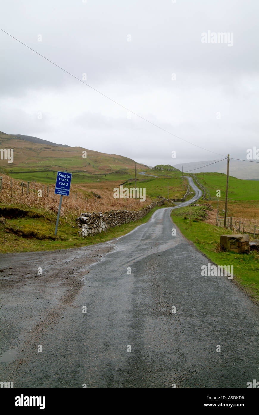 Strada unica via solitaria, corsia di autostrada carreggiata via vista colline Isle of Mull Ebridi Interne di viaggio isola di Scozia Isola Argyl Foto Stock