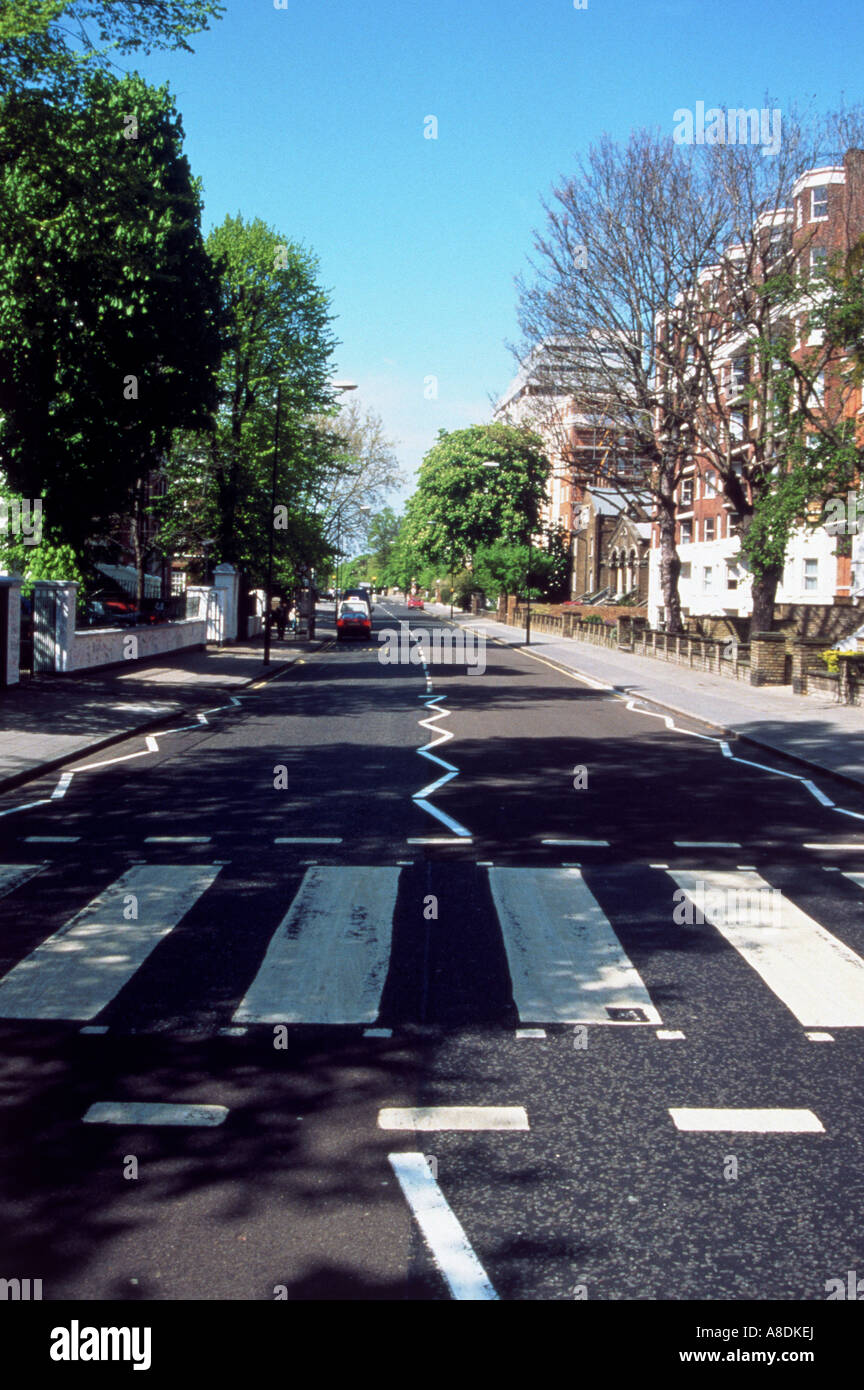 BEATLES - la famosa zebra crossing in Abbey Road in primo piano sull'album Foto Stock