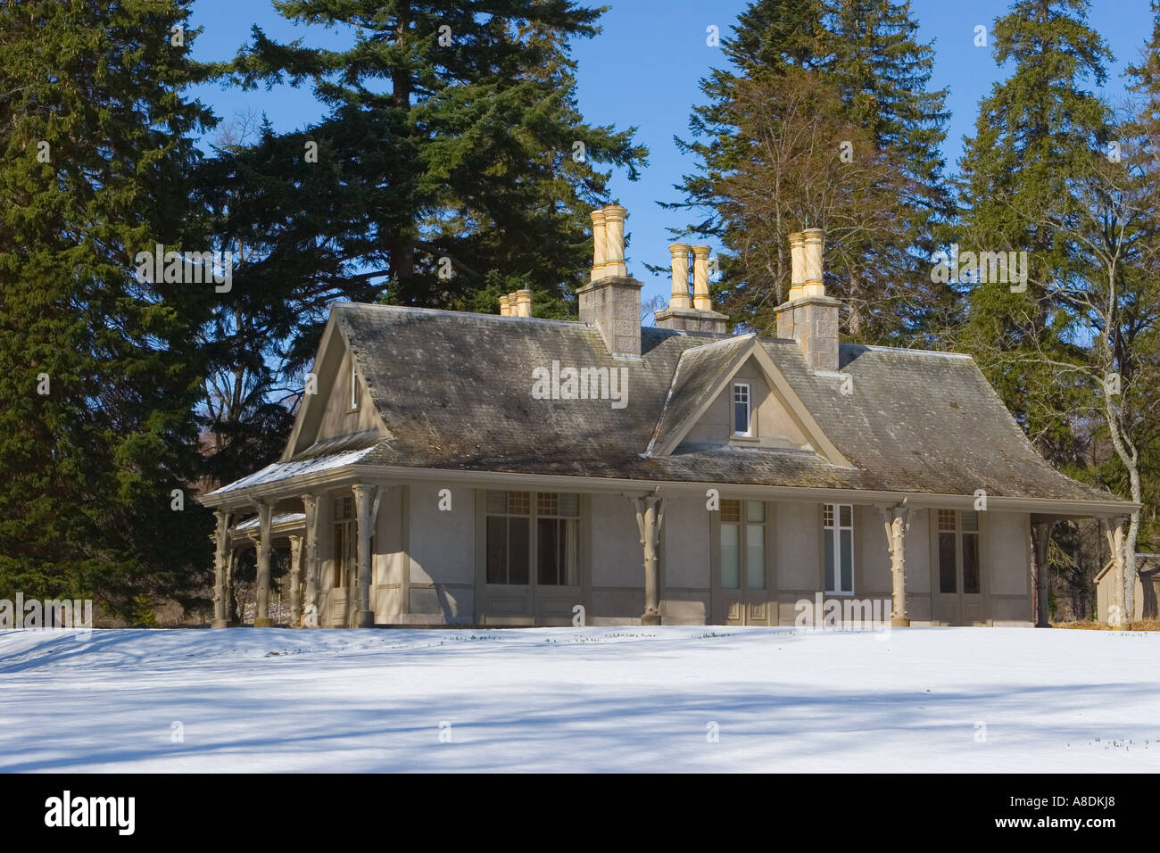 Inverno al Castello Balmoral, tradizionale legno rurale scozzese singolo piano Lodge Royal Deeside, Crathie Estate, Cairngorms National Park, Scozia Regno Unito Foto Stock