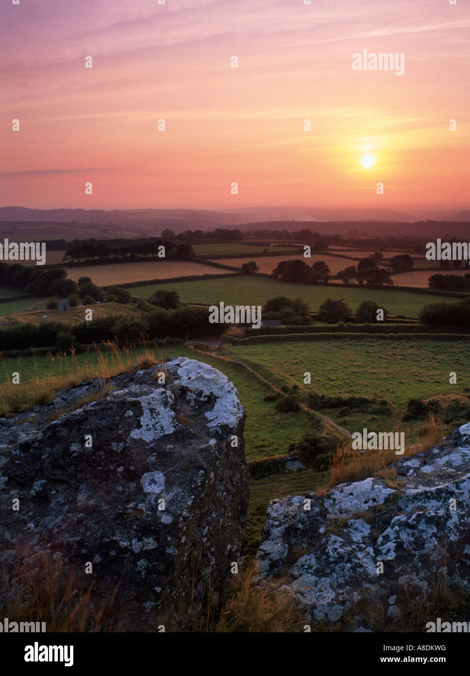 Vista da Brentor, Dartmoor, Inghilterra, al tramonto Foto Stock