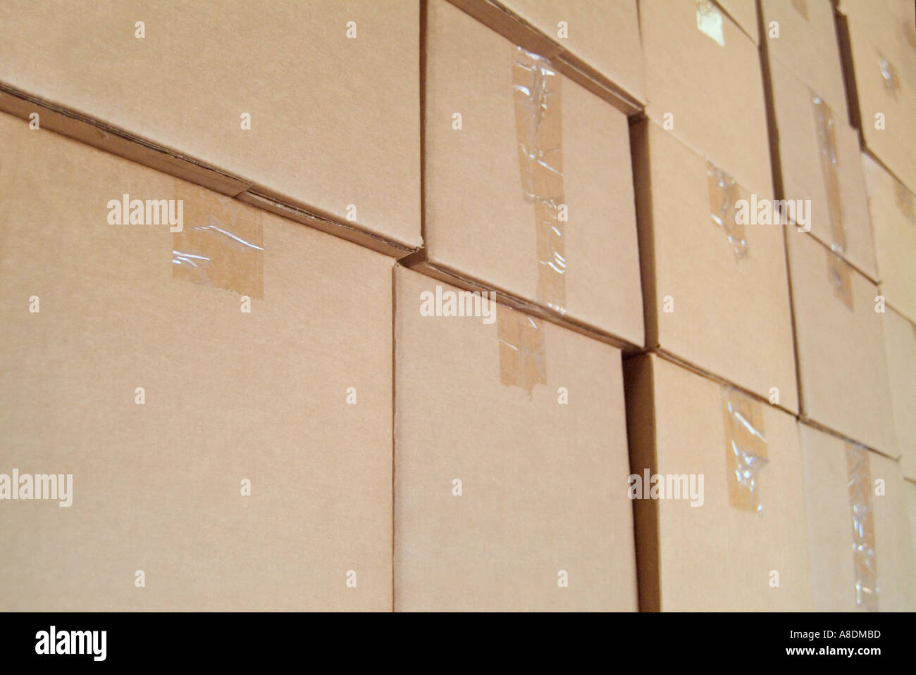 Scatole di cartone impilati in un magazzino Foto Stock
