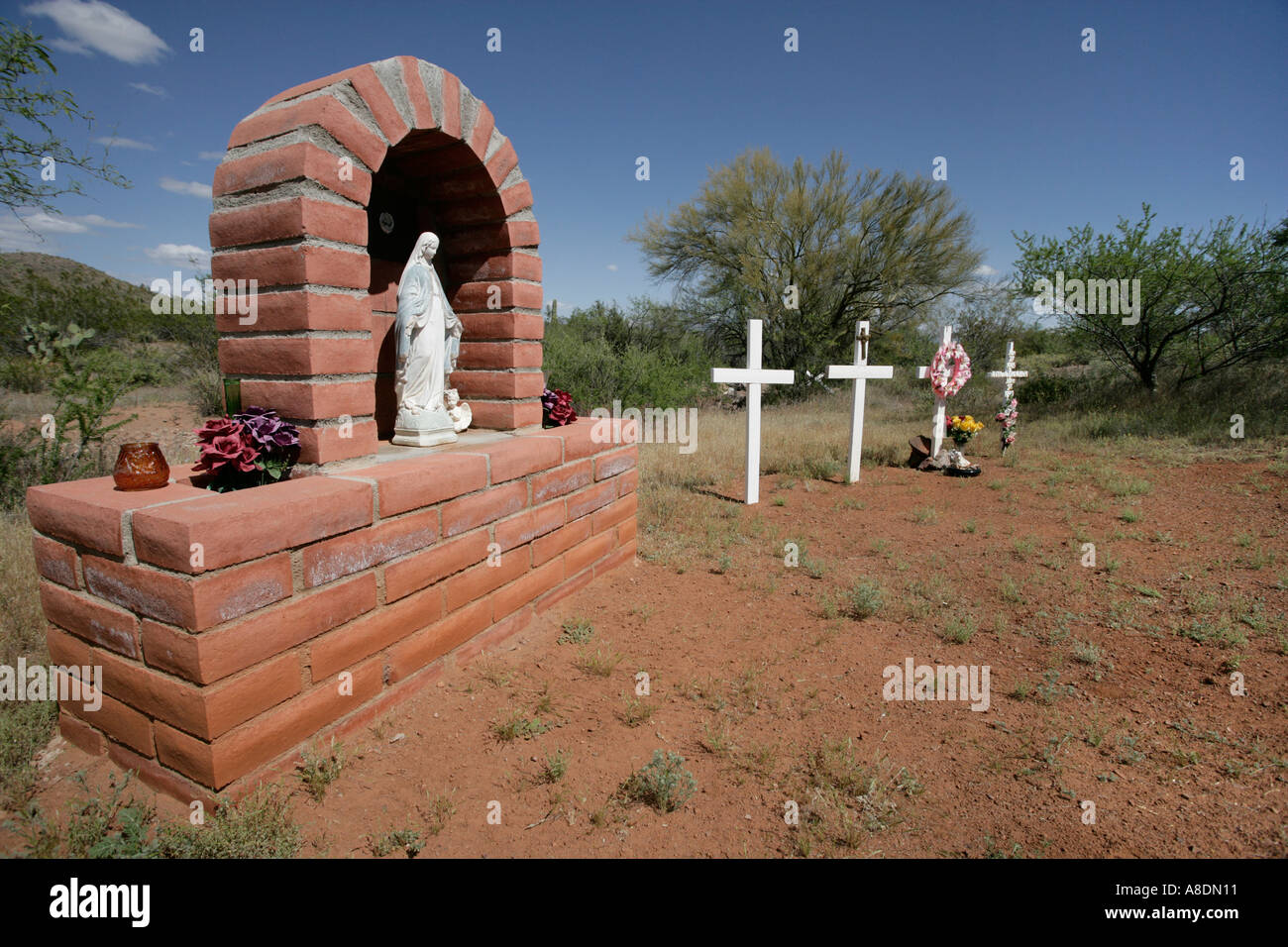 Un alter e attraversa lungo un'autostrada Arizona Foto Stock