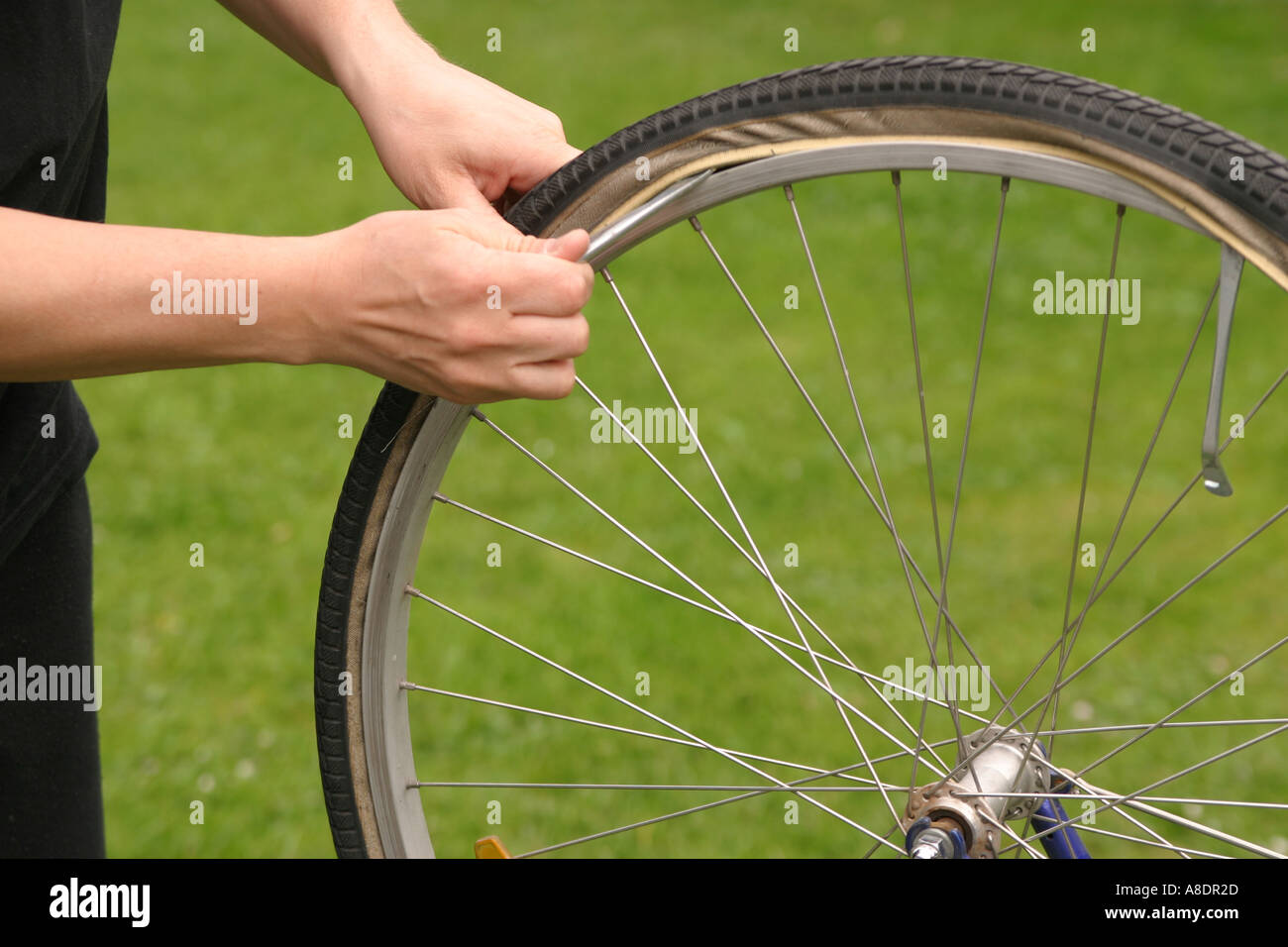 Allentando il pneumatico esterno su una bici Foto Stock