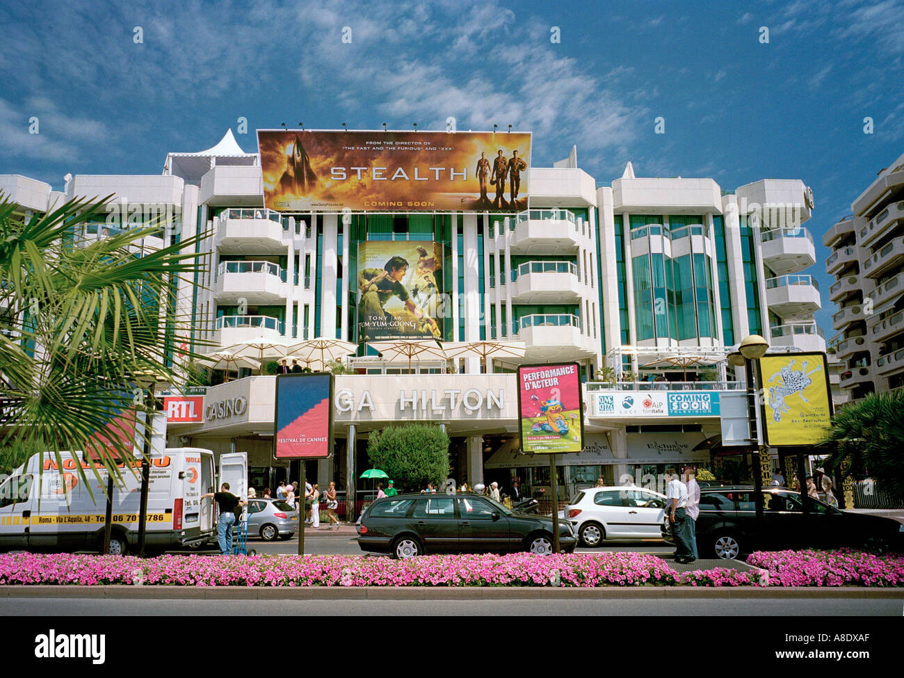Una delle sale cinematografiche di visualizzazione al Cannes Film Festival addobba con film promozionale poster Foto Stock