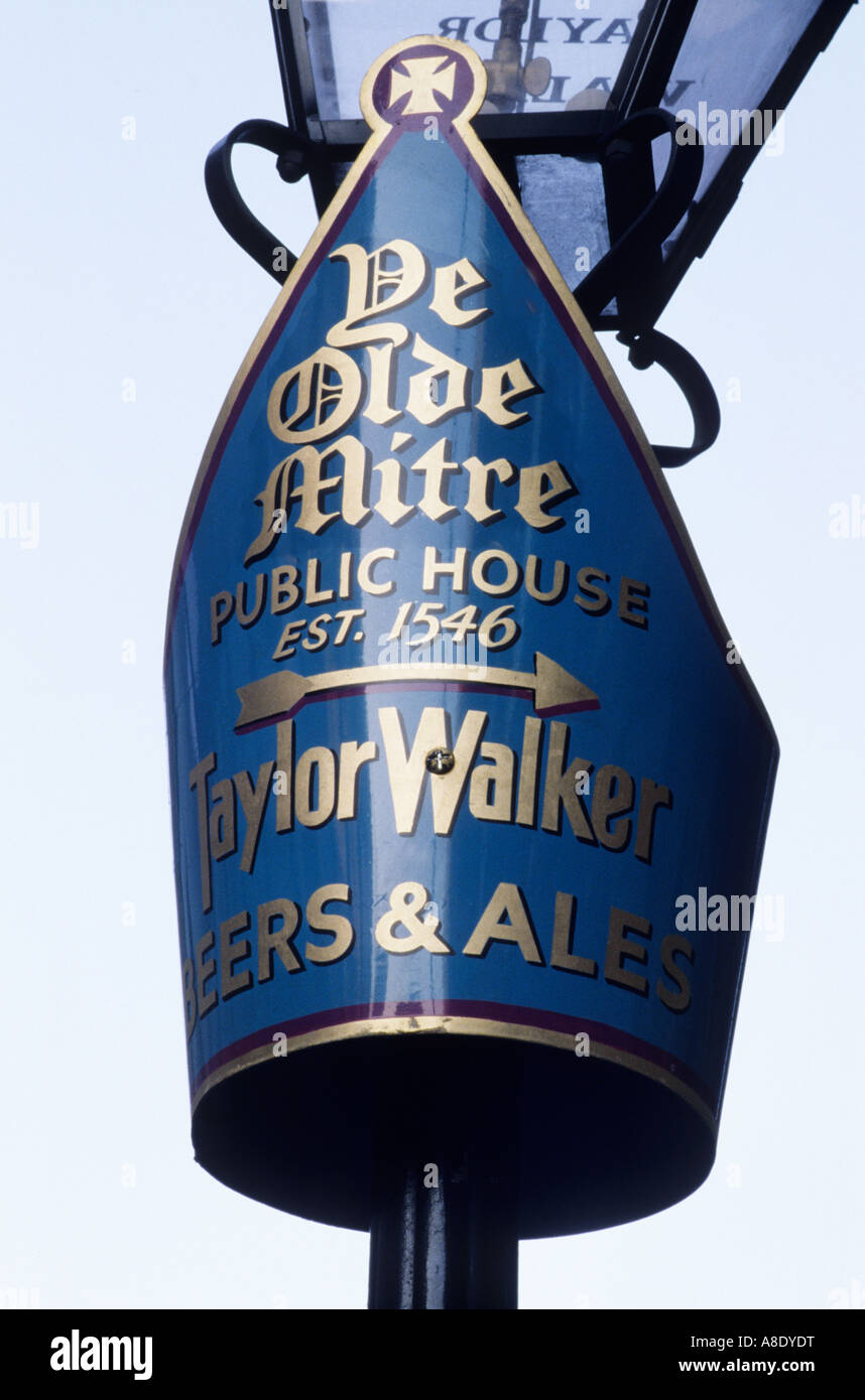 Il Mitre Public House Hatton Garden Clerkenwell London segno sulla lampada post Foto Stock