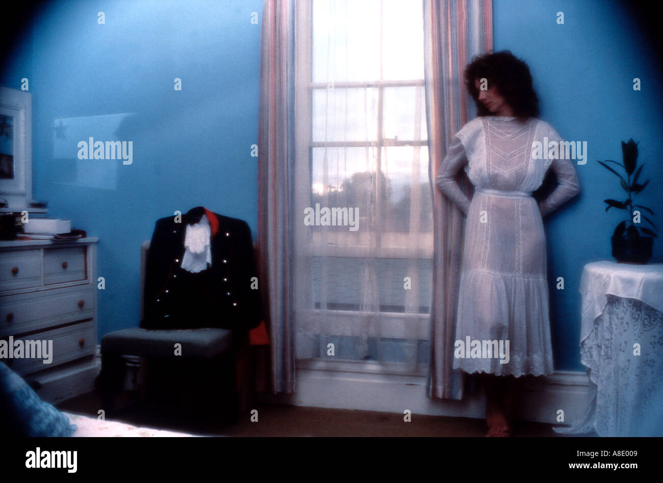 Il francese luogotenenti donna in attesa del suo amante miltary in camera da letto Foto Stock