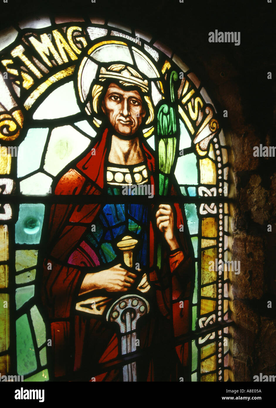 Dh St Magnus Cathedral KIRKWALL ORKNEY Saint Magnus Norseman finestra Earl Viking vetro macchiato macchia Foto Stock