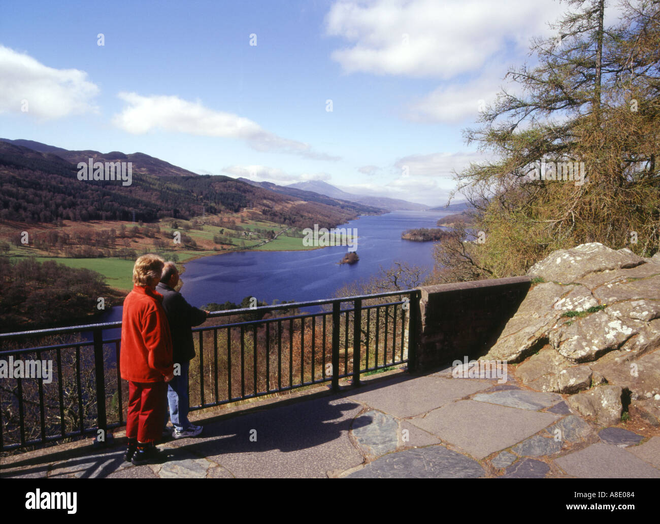 dh Loch Tummel STRATHTUMMEL PERTHSHIRE guardare fuori con i turisti australiani Queen Victoria punto di vista turisti gente scozia Highlands scozzesi Foto Stock