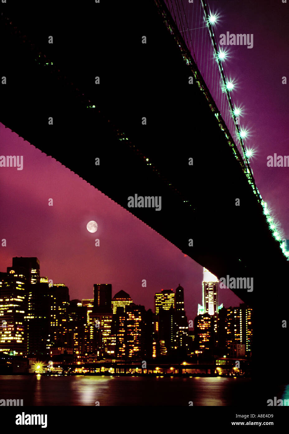 Luna e il Ponte di Brooklyn, Manhattan skyline di notte New York STATI UNITI D'AMERICA Foto Stock