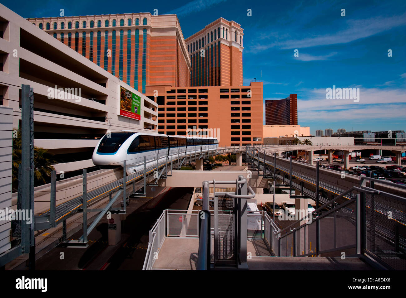 "Las Vegas", "Nevada - [Monorotaia scivola nella stazione]. [Il nuovo "Wynn hotel' in lontananza]. Foto Stock