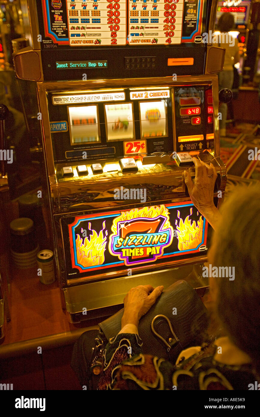 Las Vegas Casino - una signora anziana Gioca slot machine Foto Stock