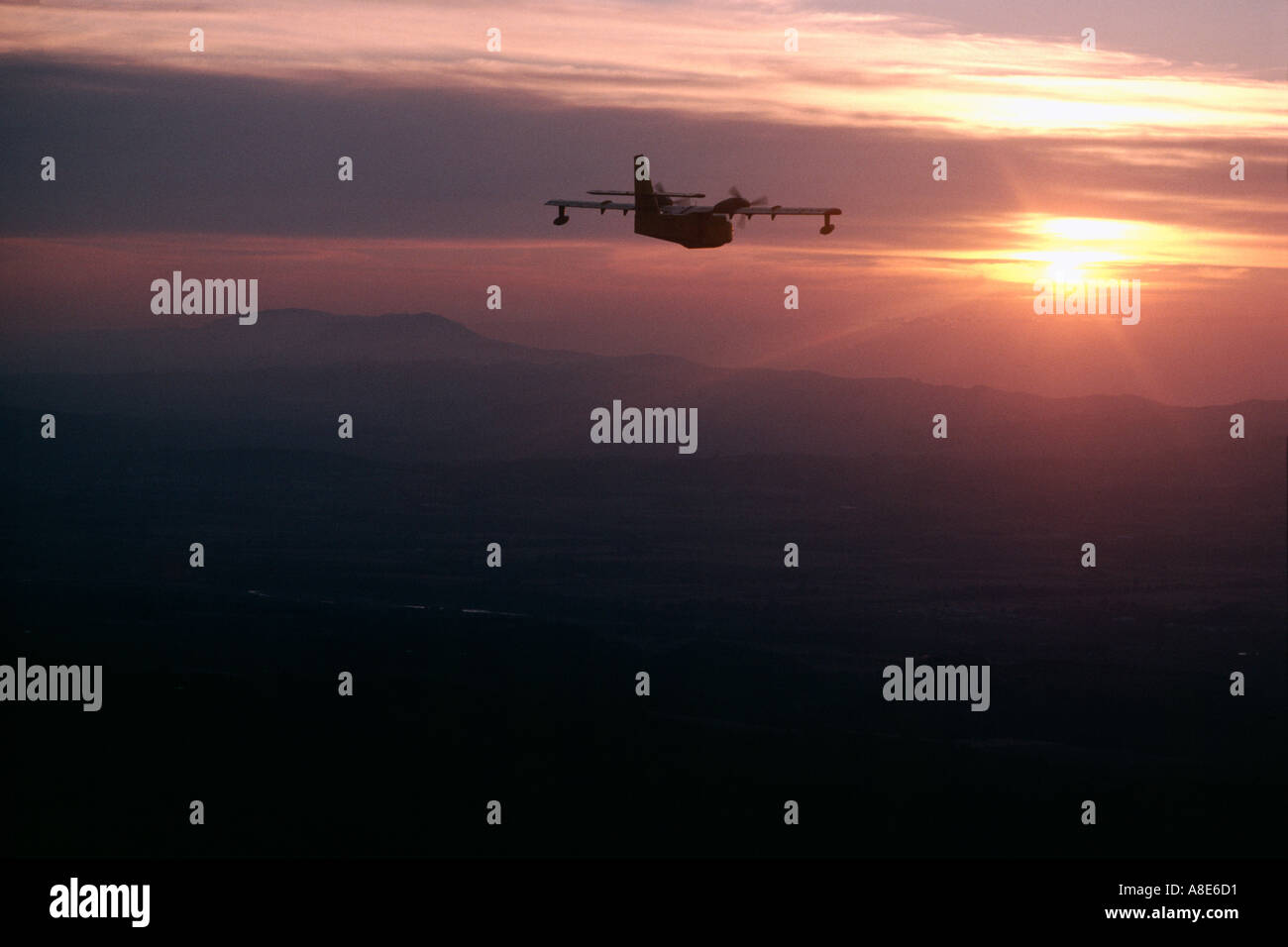 Vista aerea della silhouette di un Canadair antincendio bombardiere acqua aereo in volo, tramonto, Provenza, Francia, Europa Foto Stock