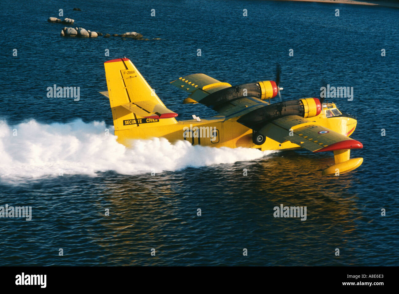 Vista aerea di un Canadair idrica antincendio aereo bombardiere scooping acqua dal mare, Provenza, Francia, Europa Foto Stock