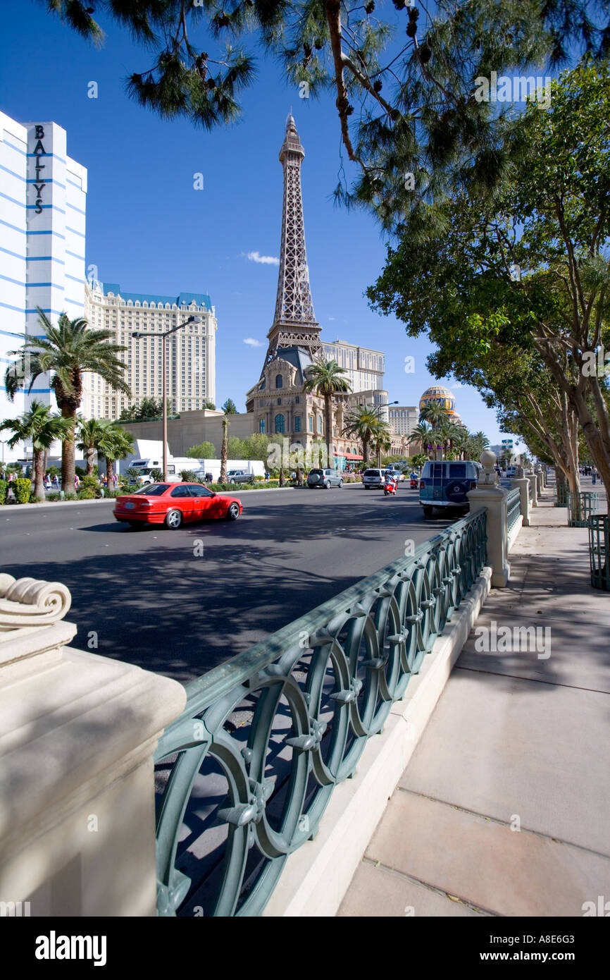 " Las Vegas' - 'Nastro' - auto rossa e Torre Eiffel contro un bel cielo azzurro Foto Stock