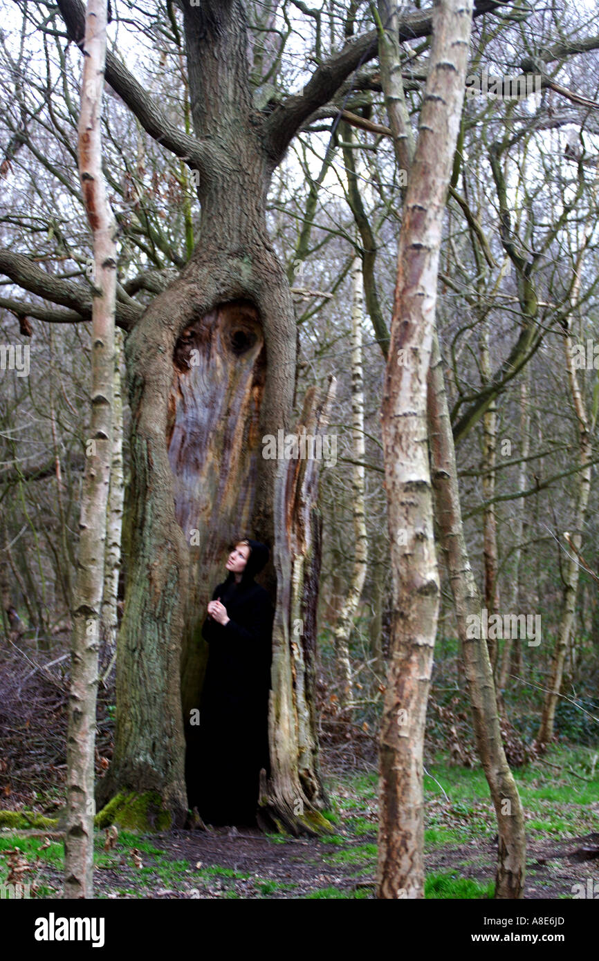 Una giovane donna in Nottingham Forest Foto Stock