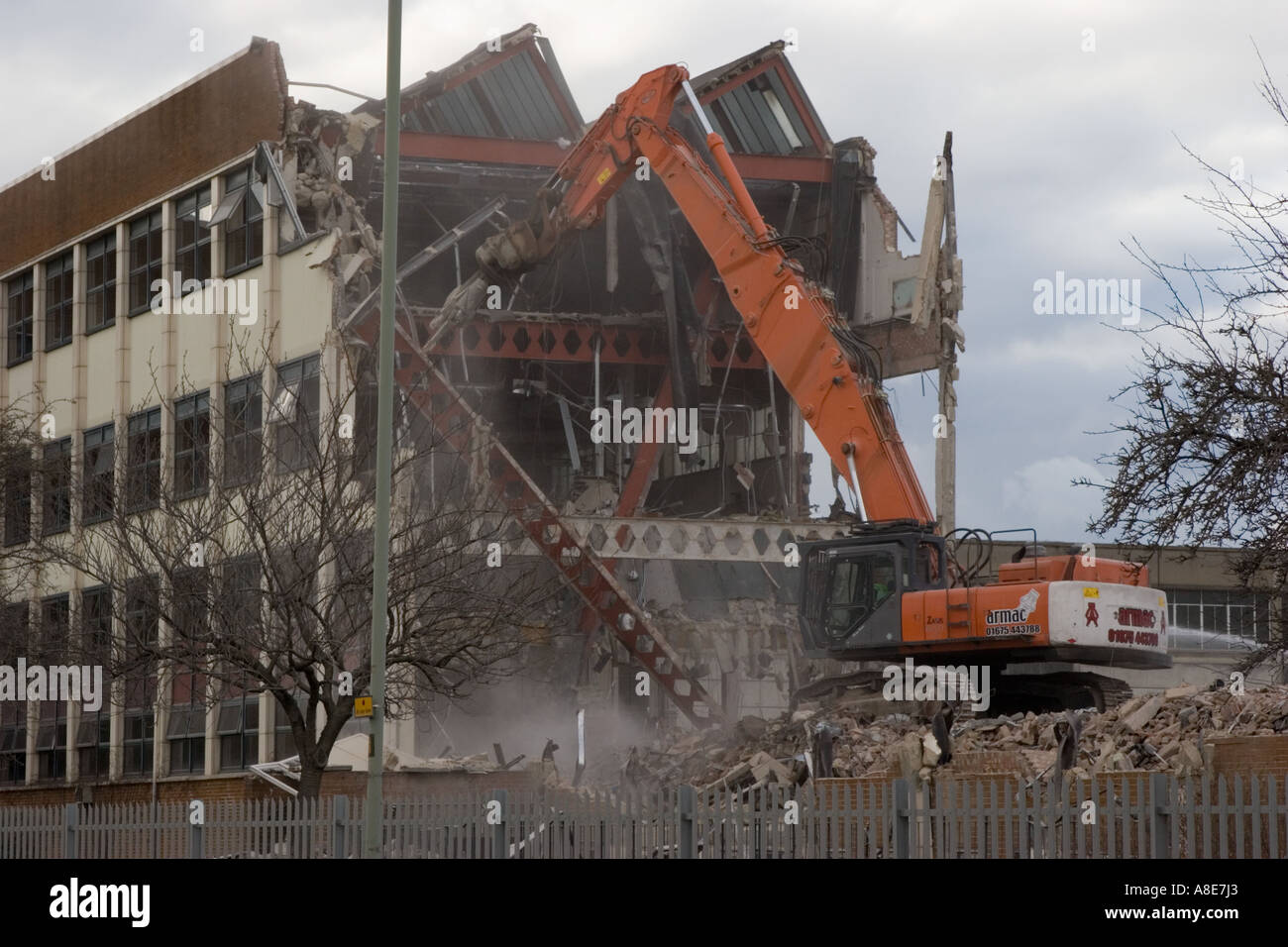 Demolizione di una parte di stabilimento BMW a Swindon Wiltshire Foto Stock