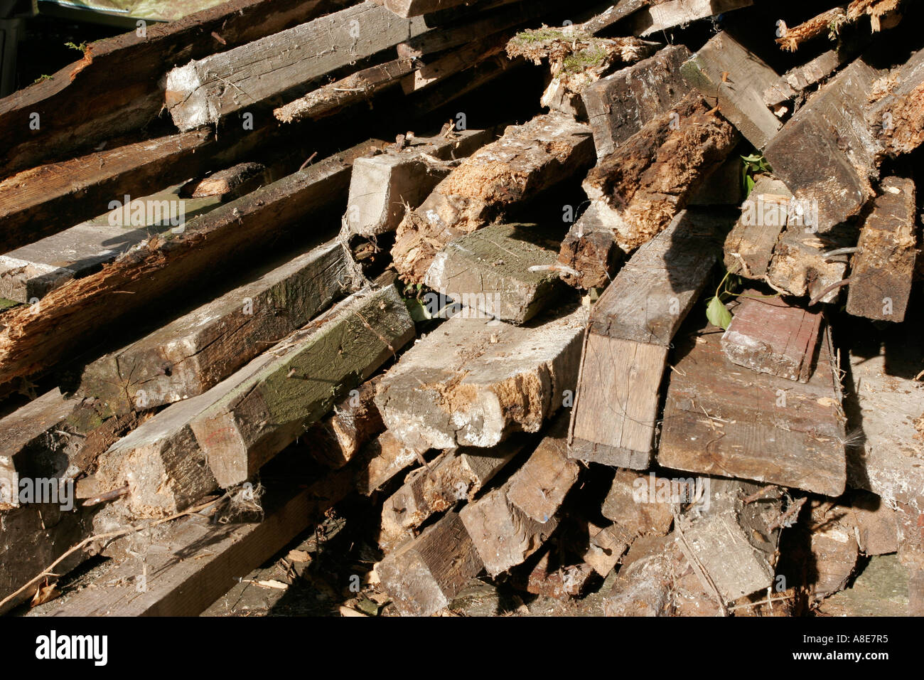 Vecchio e marcio dei blocchi di legno del tetto in attesa di smaltimento Foto Stock