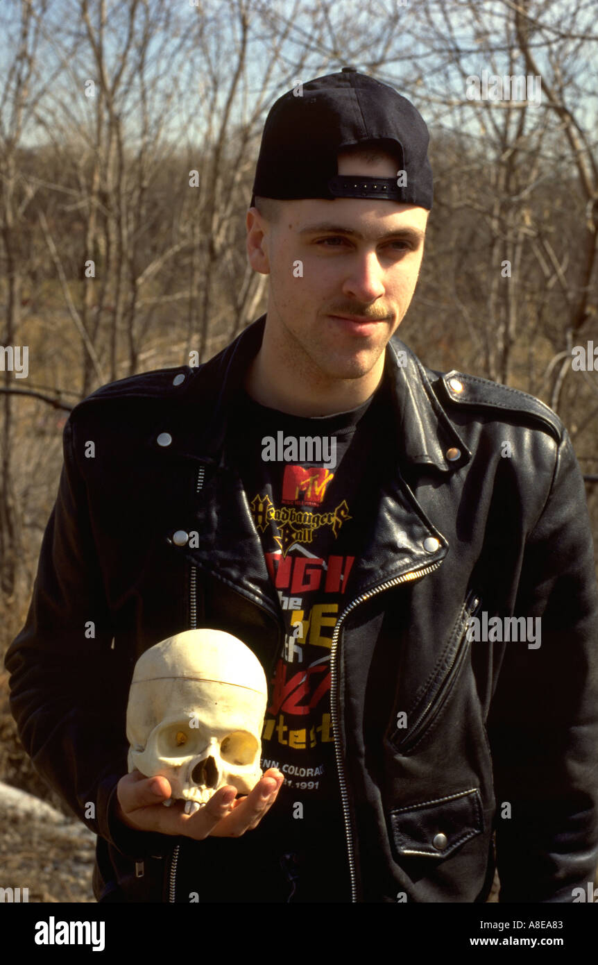 Rock band musicista età 19 tenendo un cranio. St Paul Minnesota USA Foto Stock