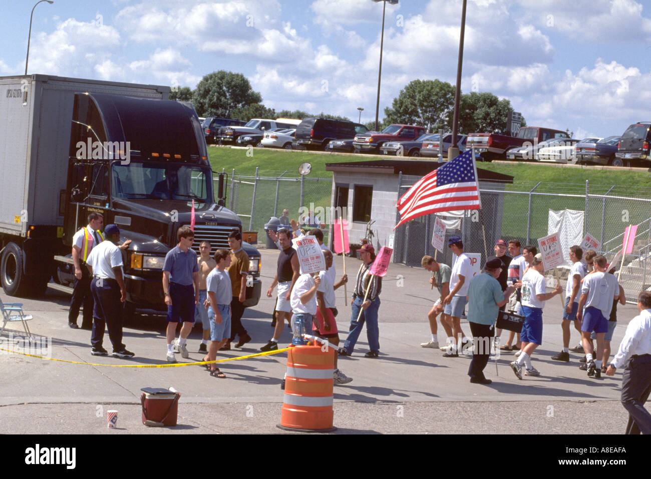 I manifestanti in piedi nella parte anteriore del carrello in corrispondenza del sciopero UPS. Minneapolis Minnesota USA Foto Stock