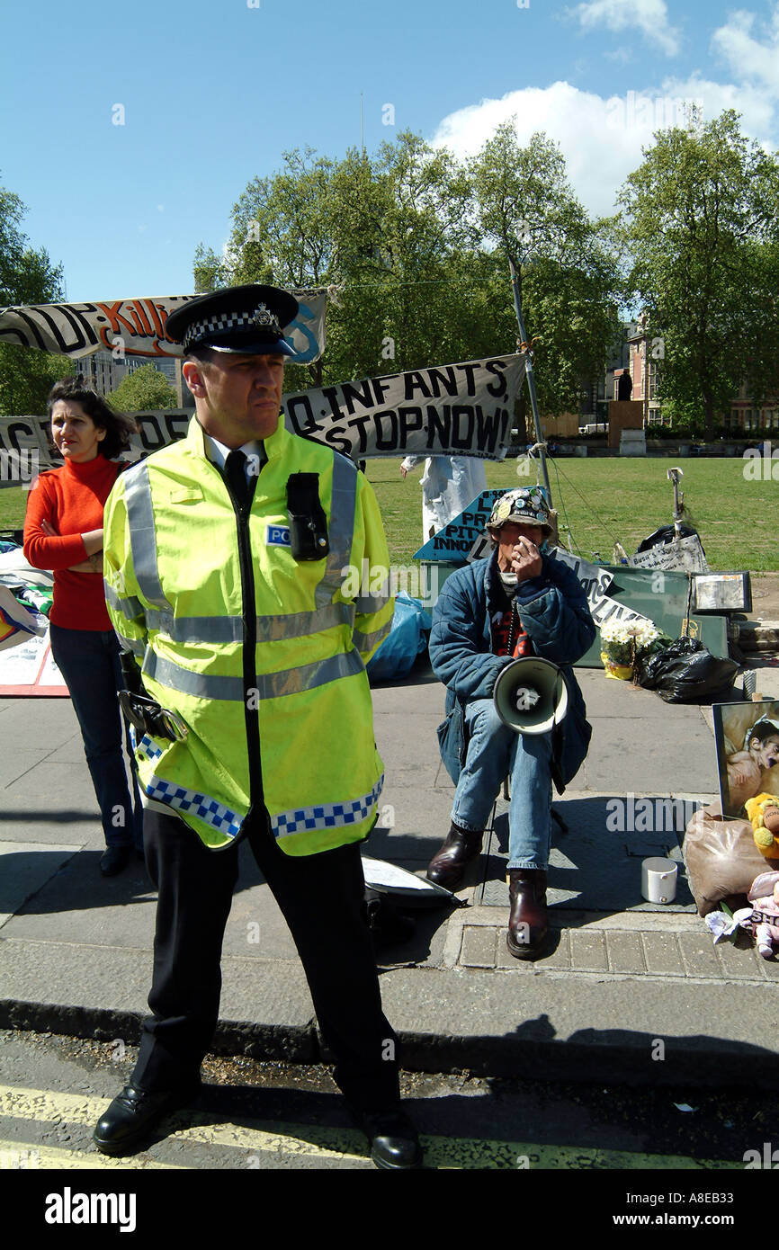 Giorno di maggio brian haw pace protester demo dimostratore veglia di dimostrazione non nel nostro nome Parliament Square Londra Inghilterra maggio 200 Foto Stock