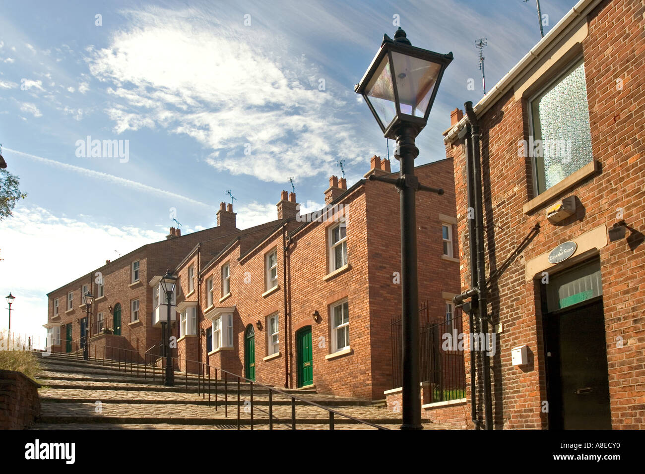 Cheshire Stockport Hillgate alloggiamento terrazzati in Crowther Street dipinta da LS Lowry Foto Stock