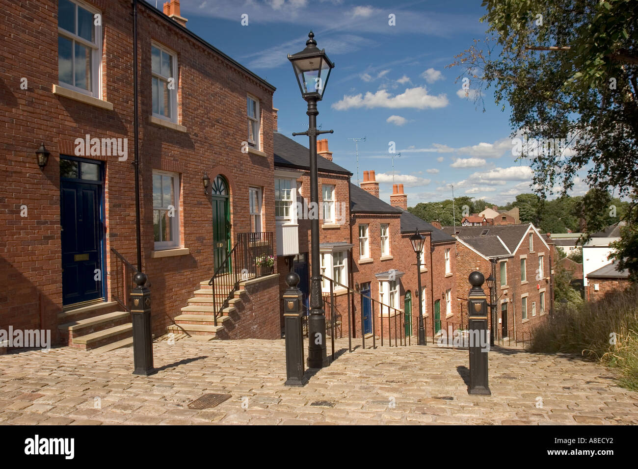 Cheshire Stockport Hillgate pendio terrazzato alloggiamento in Crowther Street dipinta da LS Lowry Foto Stock