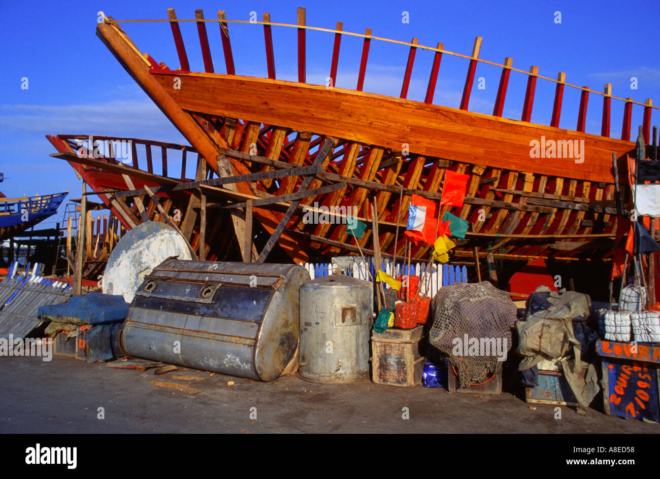 Le nervature di una nuova nave da pesca si stagliano contro il cielo e dipinto luminosamente tavole dello scafo Foto Stock