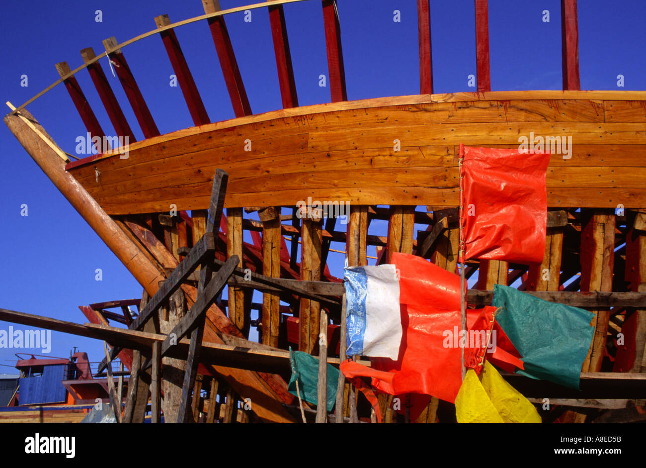 Le nervature di una nuova nave da pesca si stagliano contro il cielo e dipinto luminosamente tavole dello scafo Foto Stock