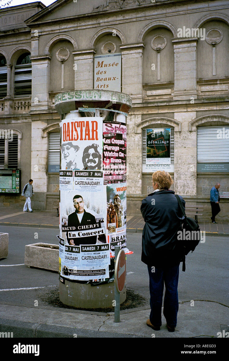 Visualizzazione di manifesti pubblicitari di Nizza sulla Cote d'Azur, in Francia, in Costa Azzurra Foto Stock