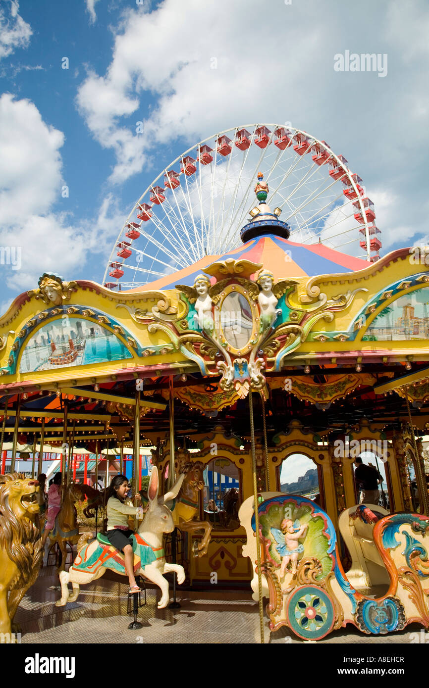 CHICAGO Illinois ragazza ride Merry Go Round a Navy Pier ruota panoramica Ferris Amusement Rides Foto Stock