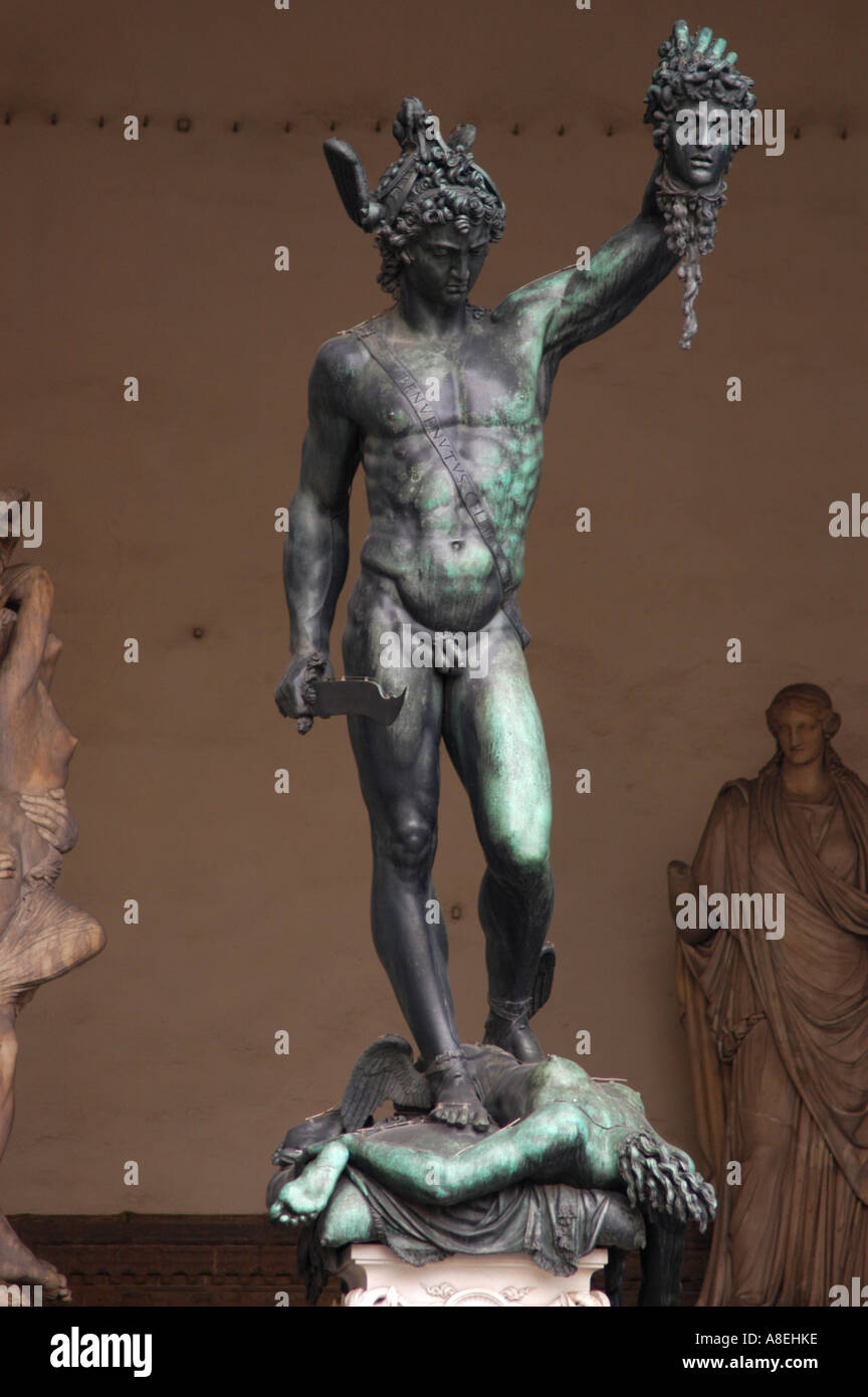 Perseo Con Medusa S Di Testa O Una Statua In Bronzo Di Benvenuto Cellini Collocato Nella Loggia Della Signoria Firenze Toscana Italia Foto Stock Alamy