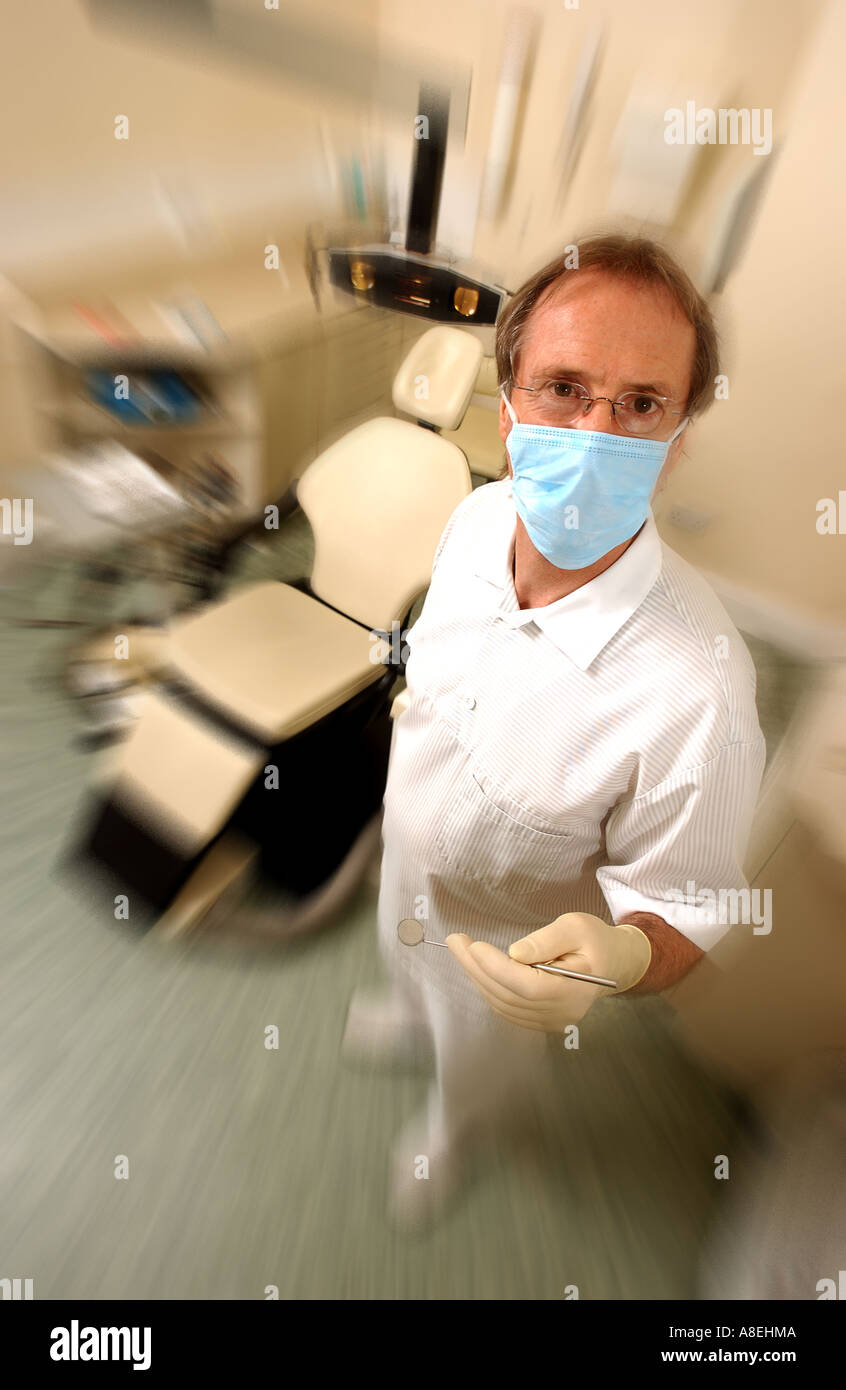 Dentista con sedia e strumento di specchio Foto Stock
